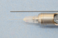 シャーペンの芯(0.5mm)よりも細い麻酔針